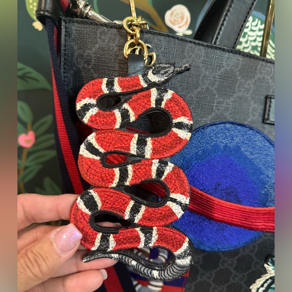 GUCCI🐅LIMITED EDITION GG Supreme Night Courrier TOTE WALLET & BAG CHARM! - Picture 12 of 17